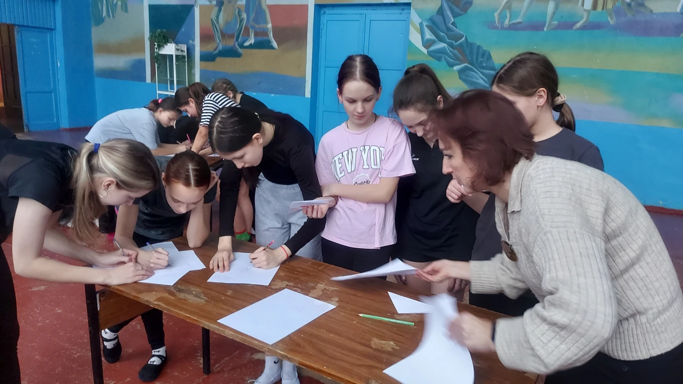 Хорошо, что есть семья - она от бед хранит меня. 0
