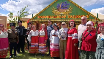 «Троица, троица, земля травой покроется»- фольклорный праздник года «Троицкие хороводы. «Троица, троица, земля травой покроется»- фольклорный праздник года «Троицкие хороводы.